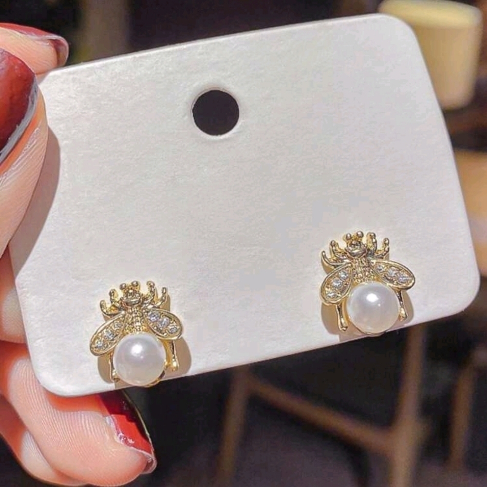 NEW! BEE faux pearl stud earrings - Picture 8 of 10